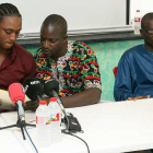 Khadim Kane, portavoz de la asociación de senegaleses de Salou, Ibrahaim Sylla, hermano del senegalés fallecido y Thierno, miembro de la asociación de senegaleses de Salou (Tarragona), durante la rueda de prensa en la que han pedido perdón.-Foto. EFE / JAUME SELLART