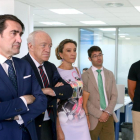 El consejero de Fomento y Medio Ambiente, Juan Carlos Suárez-Quiñones, y el presidente del Grupo Satec, Luis Rodríguez-Ovejero (2I), visitan las instalaciones del nuevo centro del grupo Satec en Valladolid.-ICAL