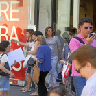 Momento de gran afluencia a la salida de un comercio durante los primeros días de las rebajas de julio.-J. M. LOSTAU