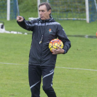Portugal da una orden balón en mano.-Miguel Ángel Santos