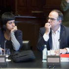 Anna Gabriel (CUP) y Jordi Turull (JxSí), durante una reunión de la Junta de Portavoces del Parlament.-FERRAN NADEU