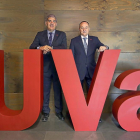 Antonio Ferreras y el rector, Daniel Miguel San José, tras la firma del convenio.-ICAL