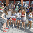 Estudiantes a las puertas del Aulario durante las pruebas de acceso a la Universidad  de Valladolid para este curso.-J.M. LOSTAU