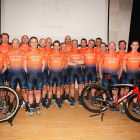 La plantilla del Club Ciclista Tordesillas posa con su maillot oficial y dos bicicletas. - EL MUNDO