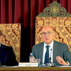 Victor Alonso y Jesús Julio Carnero ayer, durante el Pleno celebrado en el Palacio de Pimentel.-EL MUNDO