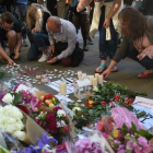 Homenaje popular a las víctimas del atentado en Manchester.-OLI SCARFF
