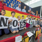 Los hijos de los policías destinados a Cataluña muestran un mensaje de apoyo a sus padres ya  todas las fuerzas del orden que trabajan allí estas semanas.-PABLO REQUEJO