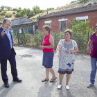 Manuel Saravia atiende a vecinas de la Cuesta de la Maruquesa en una visita.-J.M. Lostau