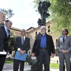Greg Wyatt, delante de su escultura, acompañado de Rafael Benjumea y Carlos Zurita (d) y de Carlos Martínez y Luis Rey (i).-VALENTÍN GUISANDE