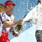 Purito saborea la victoria en el podio de la Vuelta al País Vasco.-Foto: EFE / JAVIER ETXEZARRETA
