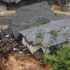 Los equipos de rescate trabajan en Kitakyushu para hacer frente a los varios deslizamientos debidos a las lluvias torrenciales.  /-REUTERS