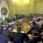 El concejal de Hacienda, Antonio Gato, en el centro durante la reunión de la mesa negociadora del convenio.-EL MUNDO