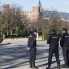 Policías nacionales en las inmediaciones del Parlament.-ALBERT BERTRAN