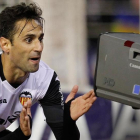 El jugador del Valencia Jonás celebra un gol en Mestalla  ante una cámara de televisión.-MIGUEL LORENZO
