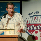 uan Carlos Sánchez-Valencia se dirige a los socios durante su última comparecencia como presidente del Atlético Valladolid.-J. M. Lostau