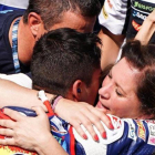 Ángel Martín y Susana Almoguera se abrazan a su hijo Jorge y lloran de felicidad en el corralito de Sepang.-ALEJANDRO CERESUELA