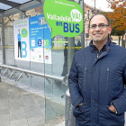 El concejal de Seguridad y Movilidad en el Ayuntamiento de Valladolid, Luis Vélez, delante de una parada de autobús.-J. M. LOSTAU