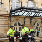 Policías prestan guardia frente al teatro Colón en Bogotá (Colombia) donde se firmará el nuevo acuerdo de paz.-MAURICIO DUEÑAS CASTAÑEDA / EFE