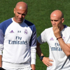 Zinedine Zidane y su segundo, David Bettoni, durante el entrenamiento de este viernes en la ciudad deportiva de Valdebebeas.-GERARD JULIEN / AFP