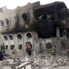 Edificio del Banco de Yemen tras un ataque aéreo.-Foto: REUTERS