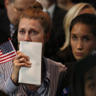 La reacción de los seguidores de la candidata demócrata Hillary Clinton al confirmarse su derrota electoral, el martes 8 de noviembre de 2016, en el Jacob K. Javits Convention Center, en Nueva York (Estados Unidos).-JUSTIN LANE / EFE