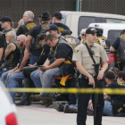 Un policía vigila a un grupo de motoristas detenidos, en Waco (Tejas), ayer.-Foto: ROD AYDELOTTE / AP
