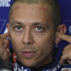 Valentino Rossi (Yamaha) se coloca lo tapones en sus oídos antes de un entrenamiento.-AP / HENDRIK SCHMIDT