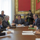 Öscar Puente, Manuel Saravia y Antonio Gato, en una de las últimas reuniones con Adif sobre la financiación de la deuda del soterramiento.-J. M. LOSTAU