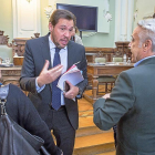 Puente charla con Charo Chávez y Jesús Presencio tras acabar el pleno.-M. A. SANTOS / PHOTOGÉNIC