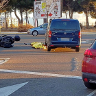 Cuerpo cubierto del motorista fallecido en la glorieta del Pinar de Jalón.-E. M.