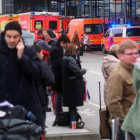 Bomberos y pasajeros evacuados del aeropuerto de Hamburgo.-AXEL HEIMKEN