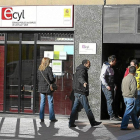 Imagen de ciudadanos entrando en la oficina del servicio público de empleo de la Comunidad.-CÉSAR SÁNCHEZ