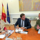 Dolores Delgado, Óscar Puente y Manuel Saravia, momentos previos a la reunión que tuvo lugar en Madrid .-ICAL