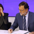 El líder del PP, Mariano Rajoy, y la secretaria general, Dolores de Cospedal, este lunes en la Junta Directiva Nacional del PP.-AGUSTÍN CATALÁN / MADRID
