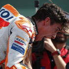 Un eufórico Marc Márquez (Honda) celebra la victoria en Misano.-AP
