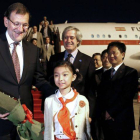 El presidente del Gobierno, Mariano Rajoy (i), junto al primer ministro Chino, Li Keqiang (d), y el embajador español en el país asiático, Manuel María Valencia Alonso ( centro detrás), a su llegada al aeropuerto de Shanghai.-Foto: EFE