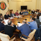 Mesa de negociación en el Ayuntamiento de Valladolid.-EL MUNDO