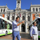 El alcalde de Valladolid, Óscar Puente, junto al concejal de Movilidad, Luis Vélez en la presentación de los 5 autobuses híbridos en la Plaza Mayor.-J. M. LOSTAU