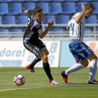 Mata observa ante Carlos Ruiz cómo pasa de largo el balón, durante el Tenerife-Real Valladolid.-ARABA PRESS