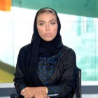 Waem al Dajil, durante su primer informativo como presentadora en la televisión estatal saudí.-EL PERIÓDICO