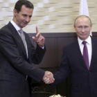 Putin (derecha) y Asad se dan la mano en su reunión en la residencia Bocharov Ruchei, en Sochi, el 20 de noviembre.-AP / MIKHAIL KLIMENTYEV