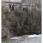 Aparece el cuerpo sin vida de un hombre en el río Bernesga a la altura de la localidad leonesa de Santa Lucía de Gordón.-ICAL