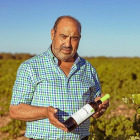 Javier Sanz muestra una de sus elaboraciones en su viñedo.-LA POSADA