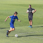 Rubio conduce el balón ante la presencia de Garitano en el entrenamiento de ayer.-Miguel Ángel Santos