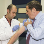 El consejero de Sanidad, Antonio María Sáez Aguado, acude a vacunarse frente a la gripe con motivo del inicio de la campaña autonómica 2018 de vacunación antigripal.-ICAL