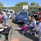 Niños y jóvenes pertenecientes a Asprona montan en algunos vehículos policiales durante el acto de clausura del Plan para la Convivencia.-ICAL