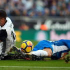 Gayà y Víctor Sánchez luchan por un balón.-AFP / LLUIS GENÉ