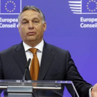 Viktor Orbán ofrece una rueda de prensa en Bruselas, este jueves.-EFE/OLIVIER HOSLET