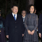 De derecha a izquierda: Renzi, junto a su esposa, Agnese Landini, el presidente chino, Xi Jinping, y la esposa de este, Peng Liyuan, en un encuentro en Santa Margherita di Pula (Cerdeña), este miércoles.-EFE