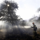 Medios terrestres y aéreos trabajan en un incendio en un Fuentes de Oñoro-Ical